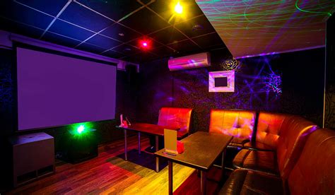 Amateur korean karaoke club .